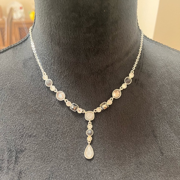 Avon Silvertone/Gray rhinestone Y necklace - Picture 2 of 3